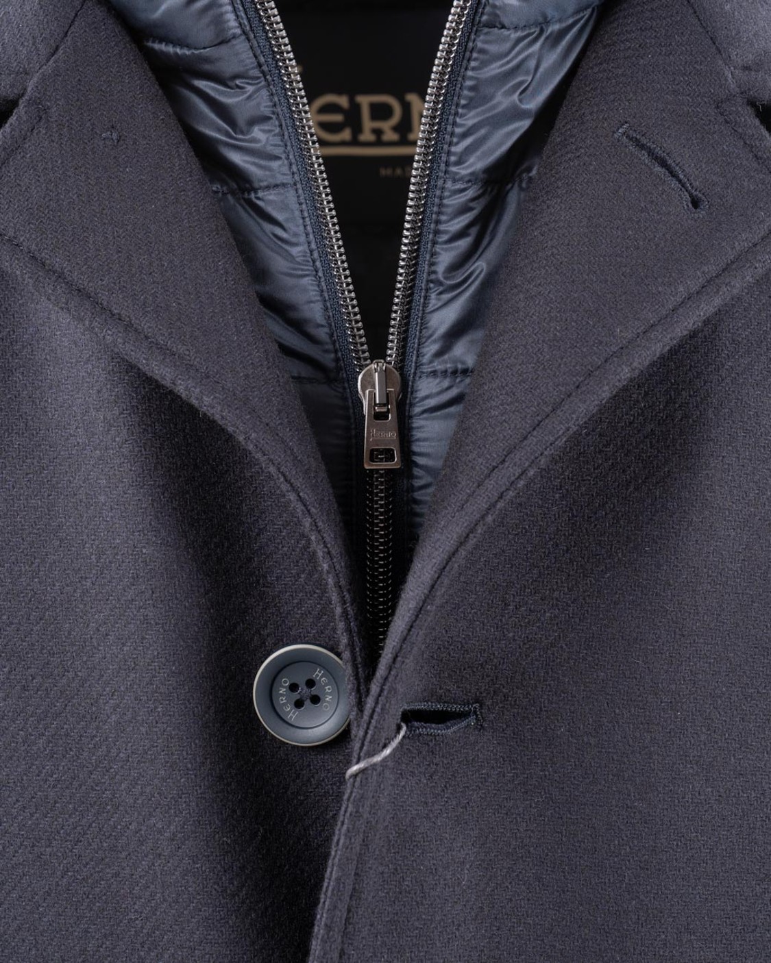 shop HERNO  Cappotto: Herno cappotto in lana.
Idrorepellente - Antivento.
Chiusura con bottoni logati.
Pettorina antivento staccabile chiusa da zip.
Tasche esterne oblique con pattina.
Due tasche interne chiuse da zip.
Vestibilita' slim.
Composizione: 75% Lana, 25% Poliammide.
Made in Italy.. CA000251U 33432R-9290 number 8349770